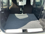 リアシートを倒せば、広い荷室を確保できます。