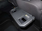 後席用の大型テーブルです!ドリンクホルダーも付いて、とても便利ですよ!!