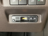 ハンドルの右下にETCがついています。高速道路の料金所の通過も楽々です!。 カードの取り出しもしやすい場所についています。