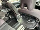 運転席、助手席後ろにはセカンドシート用テーブル&ドリンクフォルダーを装備しております♪