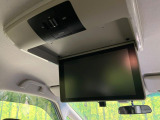 【フリップダウンモニター】大画面モニターで後席でもエンタメをお楽しみいただけます。小さなお子様にも大人気の装備です♪