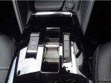 100%電動のパワートレインがもたらす、スムーズで力強い加速。その強烈なパフォーマンスと鮮烈なアピアランスにきっとあなたはとりこなる。
