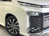【LEDヘッドライト】悪天候や夜間走行時も良好な視界を確保し安心して運転できる高輝度LEDヘッドライトを装備!点灯速度が早く、消費電力も抑えられています。