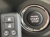 【キーレススタートシステム】カバンやポケットに入れたままでもドアの施錠・解錠が可能なスマートキーを装備。エンジンのオン・オフ時もカギを取り出す必要が無いからとっても便利です♪