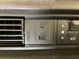 エアコン操作パネルの左側に、スマートフォンなどの充電可能なUSB端子と、音源などの外部入力の可能なUSB端子がついています。移動中に充電もできるので便利です。