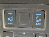 【両側パワースライドドア】スマートキーや運転席のスイッチで後席両側スライドドアの開閉が可能♪電動だから力を入れてドアを開ける必要が無く、小さなお子様でも簡単に開け閉めでき快適です♪