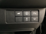 Hondaセンシング用の、VSA(ABS+TCS+横滑り抑制)解除と路外逸脱抑制機能のオンオフスイッチなどはハンドルの右側に装備しています。