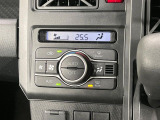 【オートエアコン】一度お好みの温度に設定すれば、車内の温度を検知し風量や温度を自動で調整。暑い&hellip;寒い&hellip;と何度もスイッチ操作をする必要はありません。快適な車内空間には必須の機能ですね♪