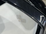 ◆ブラインドスポットモニター『左右斜め後ろを平行して走る車を認識し、車線変更の際に危険を察知するとドライバーへ警告を促します。夜・雨・トンネル内など走行時の環境が悪い時ほど便りになる安全装置です。』