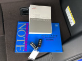メンテナンスノート【整備記録簿】、取説も揃っています。スマートキーはバッグなどにしまったままボタン操作でエンジンの始動・停止ができて大変便利です。