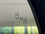 【ブラインドスポットモニター】走行中、ドアミラーの死角になりやすい箇所に後続車が接近するとサイドミラーのレンズに警告を表示!ドライバーに注意喚起をしてくれます。