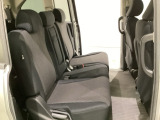 2列目シートは背もたれの角度調節ができるベンチシートになっております。長距離運転になってもゆったりとできるように、アームレストがついてます。
