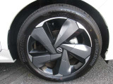 純正アルミホイールを装備しております。