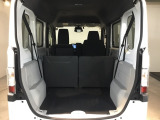 コンパクトボディーなのに、荷室はこんなに広々!たくさん荷物が積めますよ。