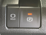 【オートブレーキホールド】信号待ちや渋滞で停車時にブレーキから足を離しても、停止状態を保持してくれます。前進するときはアクセルを踏めば自動で解除されるので安心♪街乗り運転が楽になります♪