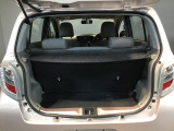 コンパクトボディーなのに、荷室はこんなに広々!たくさん荷物が積めますよ。トノカバー付き。荷室のプライバシーを守ってくれます。見た目もスッキリ、防犯性も高まります。
