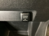 アクセサリーソケットはUSBのアダプターなどをつければ、スマホの充電にも使えます。周辺には物が置けるボックスがついています。