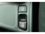 【電動パーキングブレーキ】オートモードのときは、シフトレバーの操作に応じてパーキングブレーキが自動で作動♪