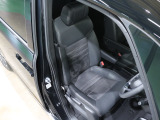 程よい硬さとホールド性が高いシートで長時間運転も快適です。
