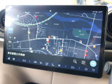 ダッシュボードの中心にありますメインモニターは12.8インチになります ナビゲーションはゼンリン製の地図データになりますので、日本車と同様にお使いいただけます