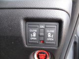 両側電動スライドドアです。運転席やキーレスから開閉が出来てとても重宝します。