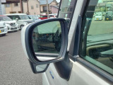 助手席側には左後方を確認できるミラーが設置されているため幅寄せや車庫入れも楽に行えます。