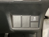VSA装備車です。VSAはドライバーの操作と車の動きを見守っています。もし車の挙動が乱れたとき、4輪別々にブレーキをかけたり、エンジンパワーをしぼることによって車を安定させます。