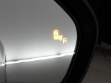 【BSM(ブラインドスポットモニター)】・・・隣の車線を走る車両をレーダーで感知。車両を感知するとドアミラーに搭載されたLEDインジケーターが点灯。