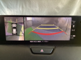 狭い場所での駐車やすれ違いなどでより的確な運転操作に役立つ360&deg;ビューモニターが装備されています。