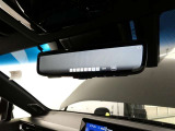 デジタルインナーミラー付き。後方視野角が広く、後席に同乗者がいても後方を確認しやすく安心です。