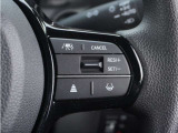 【アダプティブクルーズコントロール】ステアリングのスイッチを操作するとミリ波レーダーで先行車との距離を測定。設定を適切に保ちながら加速・減速、さらに停止まで自動に追従します。