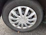 純正ホイールキャップ付きのお車です。