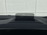 ヘッドアップディスプレイ装備です。運転時の視界に様々な情報が投影されます。