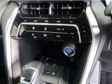 スタイリッシュなデザインのインパネ。各操作スイッチは使いやすい位置に配置されてます。