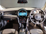 MINIの内装はとにかく『円』に拘ったデザインコンセプトが一目で伝わってきます。これほど円形に拘った車は他に御座いません。伝統のデザイン、トグルスイッチなど遊び心のある内装です。
