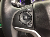 ステアリングにオーディオ操作スイッチが付いています。オーディオ画面に直接タッチしなくても操作が出来ますので、運転に集中できます。