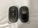 スマートキーを装備しています。鍵を差し込むことなくドアロックの開け閉めと、スタートボタン操作でのエンジンスタートができます。スペアキーも同じものを用意しております。