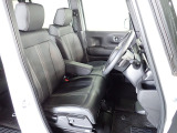 フロントシートはベンチシートです、運転席と助手席の移動が簡単です。真ん中にはアームレストも装備されています! また運転席シートの高さも調整できます。