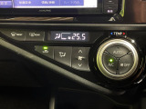 【オートエアコン】一度お好みの温度に設定すれば、車内の温度を検知し風量や温度を自動で調整。暑い&hellip;寒い&hellip;と何度もスイッチ操作をする必要はありません。快適な車内空間には必須の機能ですね♪