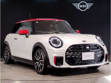 MINIのフロントグリルのデザインはイギリスで生まれた当初から、シルバーのサイドバーが折り重なった伝統的なデザインで御座います。その伝統はBMWのお車になってからでも少しずつ形を変えて守られております