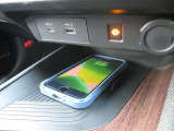 Qi規格対応スマートフォンのワイヤレス充電器装備です。お手軽に充電ができます