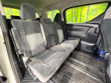 後部座席も気になるようなキズ・汚れやへたり等、大きなダメージはなく、良好な状態です。