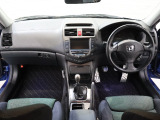 操作性に優れた運転席となります!小物入れや各ボタンの配置にこだわり、使いやすいです!座り心地もよく視認性も良好なのでロングドライブもお任せ下さい!