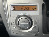 【オートエアコン】一度お好みの温度に設定すれば、車内の温度を検知し風量や温度を自動で調整。暑い&hellip;寒い&hellip;と何度もスイッチ操作をする必要はありません。快適な車内空間には必須の機能ですね♪