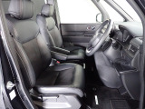 セパレートシートの採用で後席への移動ができます。運転席には高さ調整ができるシートハイトアジャスター機能が付いています。これなら小柄な方にも大柄な方にも自分にぴったりの運転姿勢がとれますね。