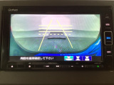 バックでの車庫入れも安心です! リアカメラが付いているバックモニター付のナビを装備しております。操作線もついており距離感も画面から確認できます。