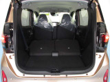リヤシートを折りたたむと広々としたスペースになります。