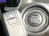 【キーレススタートシステム】カバンやポケットに入れたままでもドアの施錠・解錠が可能なスマートキーを装備。エンジンのオン・オフ時もカギを取り出す必要が無いからとっても便利です♪