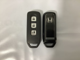 スマートキー付きですからドアロックの開閉およびエンジンスタートが楽々です。電動スライドドアの開け閉めもボタンで操作できます。スペアキーも同じものを用意しております。