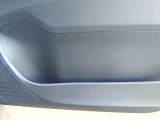運転席のドア内部にポケットがございます。